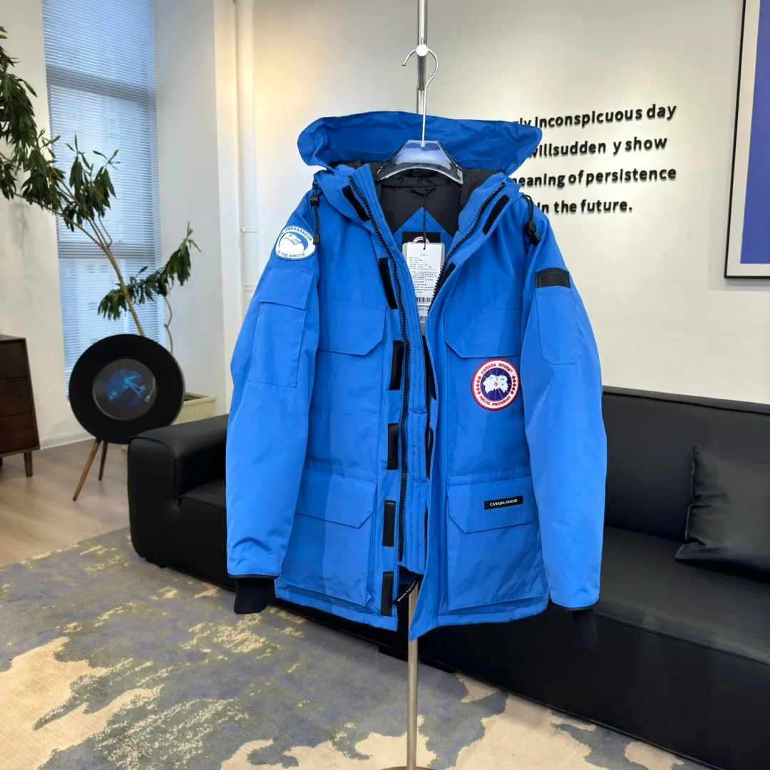 P800 Beichen White / 2008 Expedition Parka 4660M Product color: black, off-white, red, sand pink, sky blue, graphite gray, Beichen white, navy, sky blue, gray camouflage gray black label Product size: XS, S, M, L, XL, XXL Expedition was originally a parka designed for scientists at the McMurdo Research Station in Antarctica. Whether your next journey takes you into the frozen urban jungle or across uncharted ice fields, wear Canada Goose's Expedition Parka and get proven results year after year in Antarctica by the National Science Foundation's Center for Polar Research.  Material list: 1⃣ Uses Y-shaped Velcro imported from Taiwan (exclusive in the market) 2⃣ Uses 18-count polyester-cotton blended fabric imported from South Korea (authentic synchronized fabric) 3⃣ National standard 80% white duck down, (zp uses 80% white duck down/90% of all boasts are fake) 4⃣ Western Canadian coyote hair (non-market dyed fox hair filled with wolf hair) Material analysis characteristics: 1⃣ The original/polyester-cotton fabric has a high polyester fiber content, and the polyester-cotton fabric has high heat and light resistance and good stability. It has bright colors, high fiber strength, durability, light resistance, heat resistance, and straightness. 2⃣ As we all know, the original version uses 80% white duck down. The fill power refers to the cubic inches of volume occupied by each ounce (30 grams) of down under certain conditions. If one ounce of down occupies 500 cubic inches, the fill power of the down is 500. So we can simply understand it as: fill power is the volume of down, and the volume of down is fill power. The higher the fill power of down, it means that under the same filling amount, down can fix a larger volume of air layer to keep warm and insulate, so the warmth retention of down is better. 3⃣ Western Canadian coyote hair, "large range of selected neck hair" is soft and fluffy, each wolf hair is 60-63 long / 14-16 wide at the peak, this width + preferred parts. It is basically unmatched by the same industry